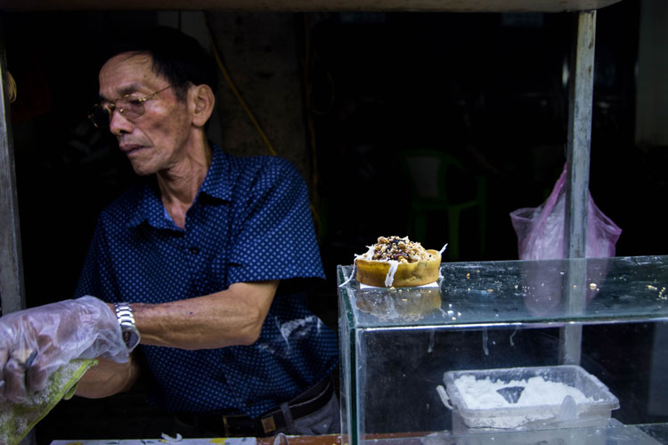 night-market-hoi-an-vietnamese-sweets