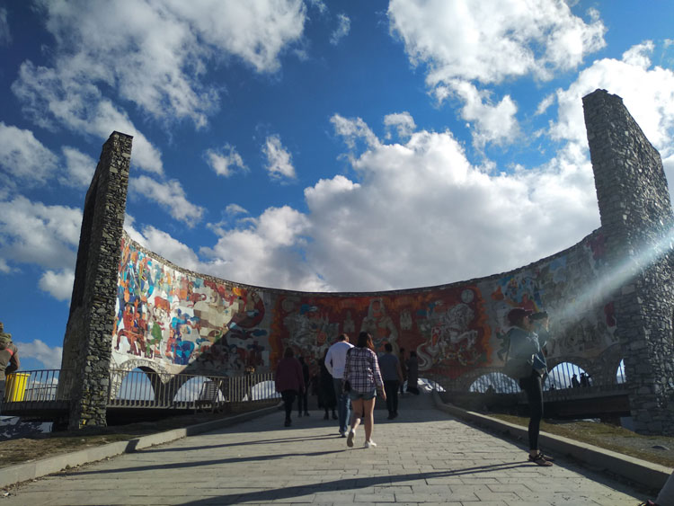 monument-of-friendship-in-kazbegi-2