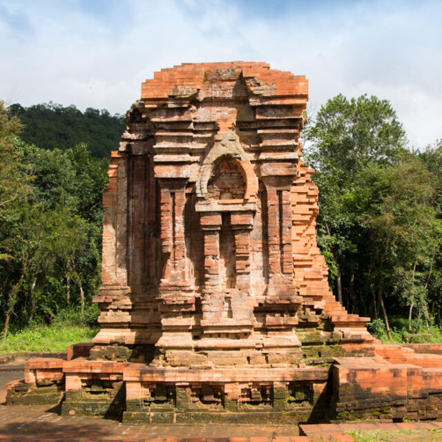 temple-ruins-near-da-nang