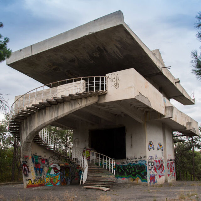 abandoned-soviet-cable-car-georgia2