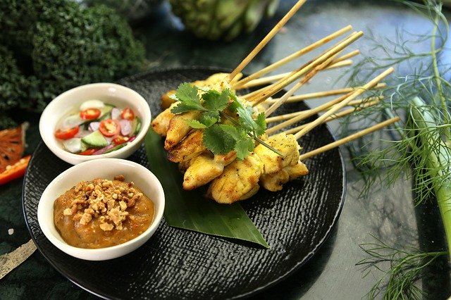 satay de pollo, comida tailandesa a la brasa