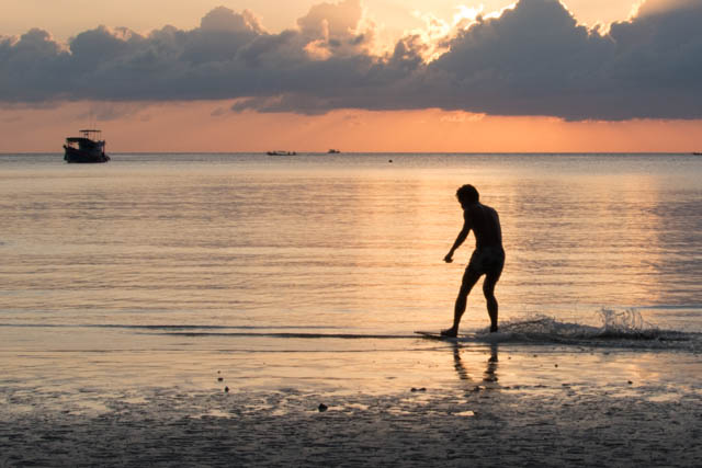 ARTESANO DE SKIMBOARDS EN KOH TAO