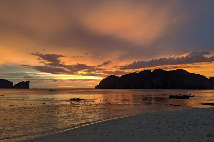 atardecer-en-phi-phi---long-beach