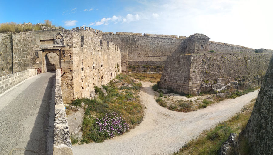 puerta-de-atanasio-y-foso-ciudad-medieval-de-rodas1