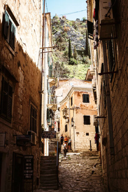 callejuela-kotor destinos más baratos en Europa