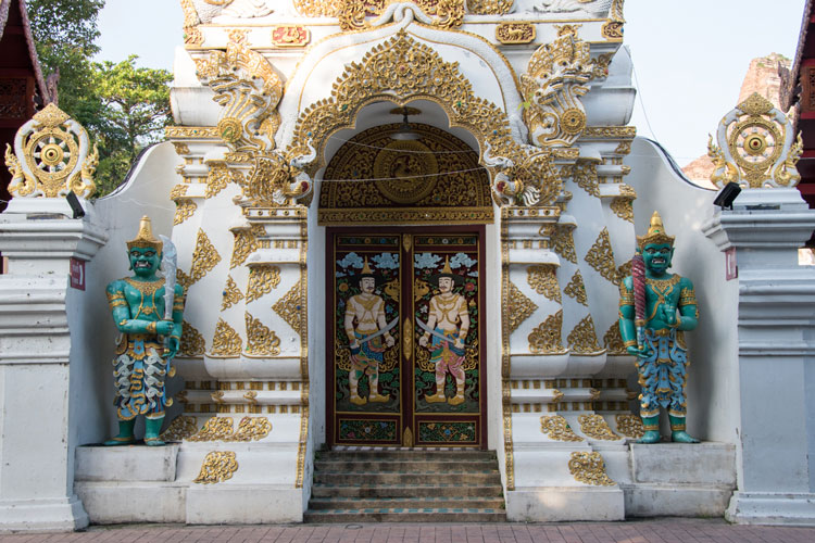 entrada-templo-norte de tailandia