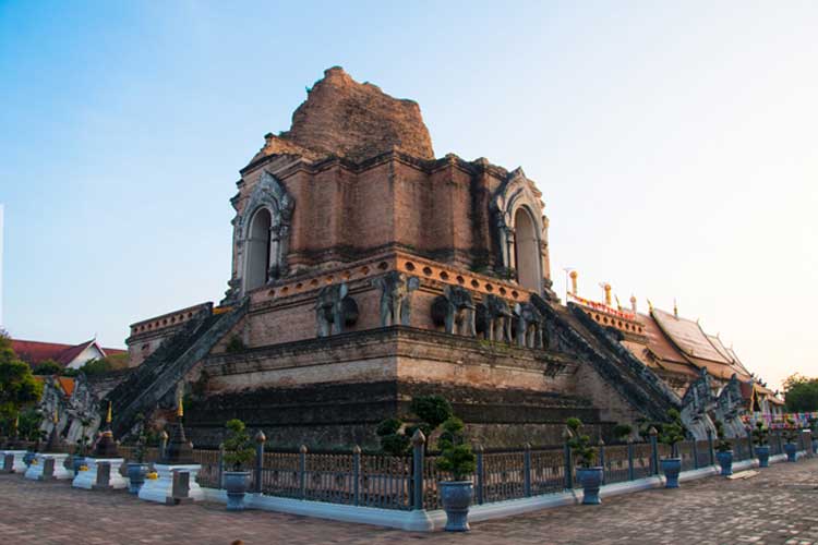 wat-chedi-luang-amanecer